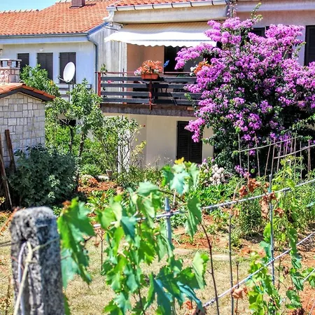 Apartman With A Parking Space Stinjan, - 15256